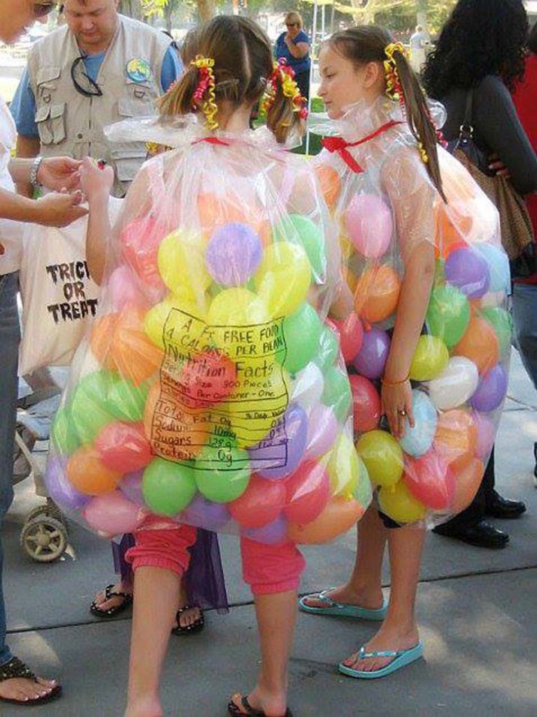 Конкурсы с воздушными шариками. Костюм из воздушных шаров. Конкурсы с воздушными шарами. Костюм из маленьких воздушных шаров. Дети с воздушными шариками.